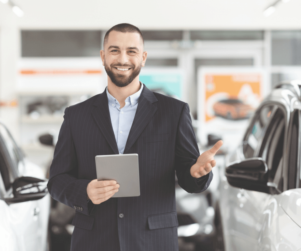 Voditelj autosalona s tabletom